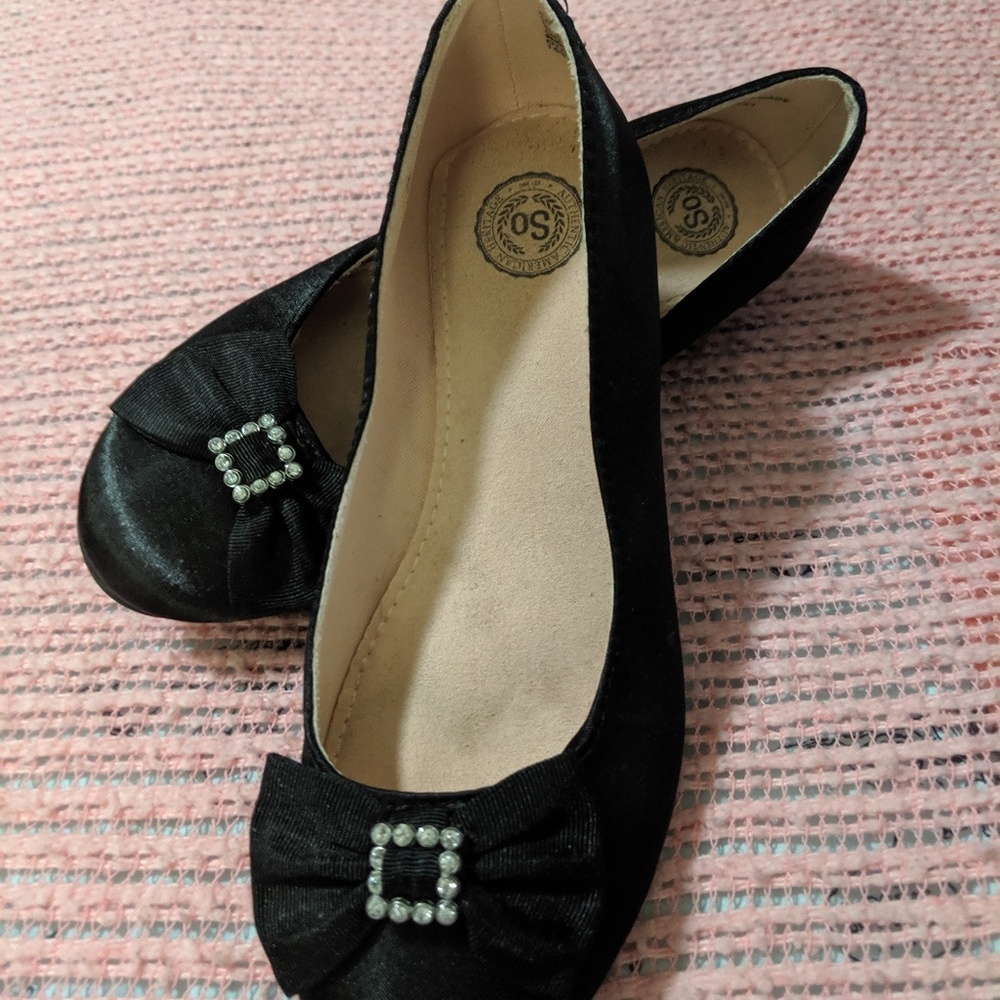 Adorable girls fancy shoes. Size 1 med